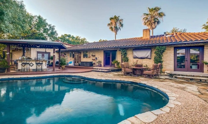 San Antonio Casa | Mini Resort In SA, 3 Master Suites w Heated Pool, big screen & outdoor kitchen