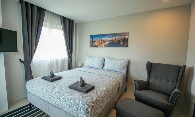 Kram Condominio | Mini Studio Queen bed w/ armchair, Lake view, Kitchen, AC and Wi-Fi