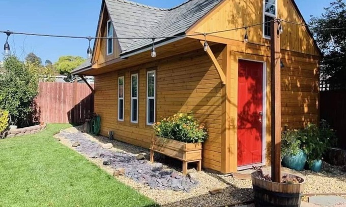East Richmond Casa | Miniature Marigold Haven