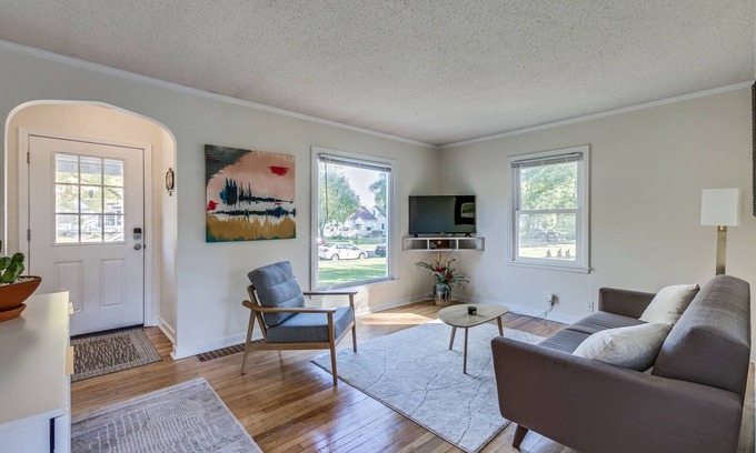 St. Louis Park Casa | Minimal, Modern, Centrally Located Home. Pet friendly!
