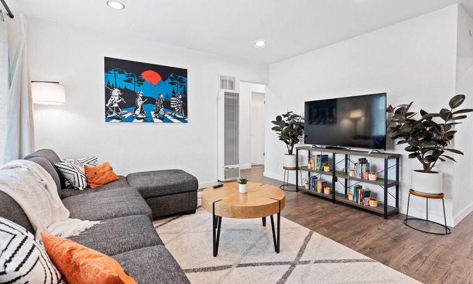 Central Escondido Casa | Minimalism & a Splash of Anime Home