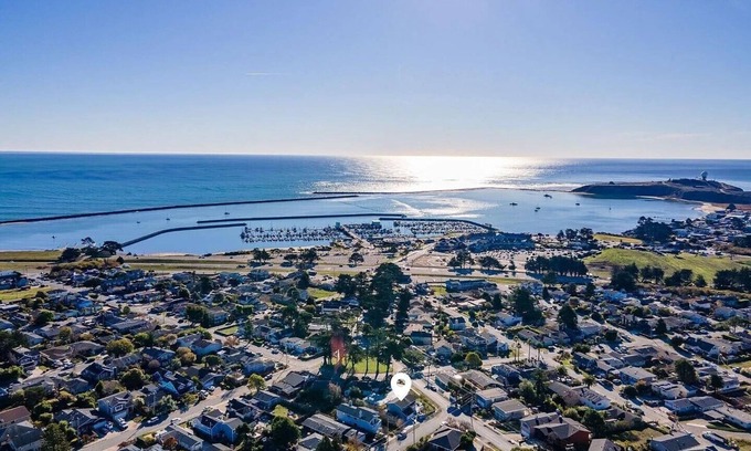 El Granada Casa | Minimalist and Modern Beauty Close to the Beach, Trails, and Great Restaurants