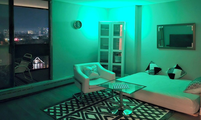 Central Hamilton Apartamento | Minimalist Downtown Apartment Huge Balcony