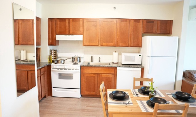 West Bronx Condominio | Minimalist Mid Century Modern