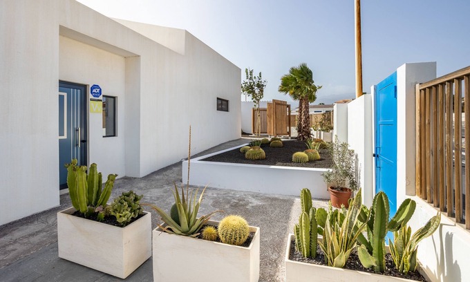 Arenas del Mar Villa | Minimalist villa by the beach
