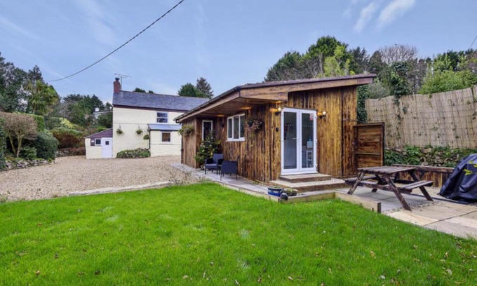 Redruth Casa | Minimoore Lodge. Perfect for walkers, cyclists and surfers.