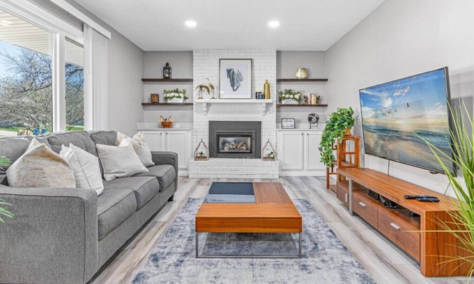 Apple Valley Casa | Minnesota Designer Stay: Mall of America, ValleyFair, & Minnesota Zoo