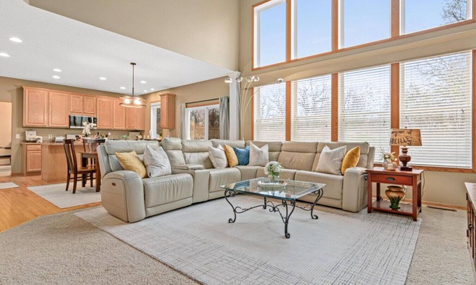 Cottage Grove Casa | Minnesota Timber Ridge: Cottage Grove and Woodbury Suburbs of Saint Paul
