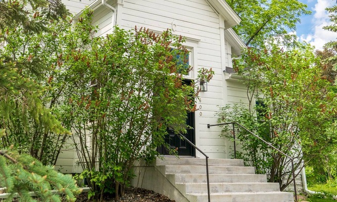 Howard Lake Casa | MINNeSTAY* Goin' to the Chapel | Historic | Romantic