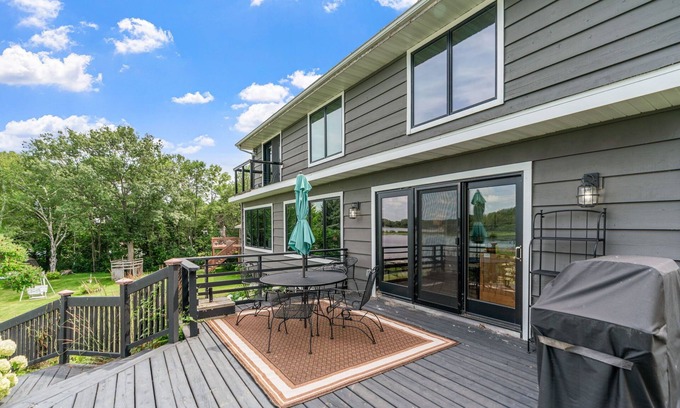 Lindstrom Casa | MINNeSTAY* Kichisaga Retreat Lake Home | Family