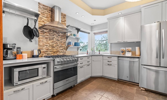 Linden Hills Casa | MINNeSTAY* Sheridan Cottage | Lake Harriet