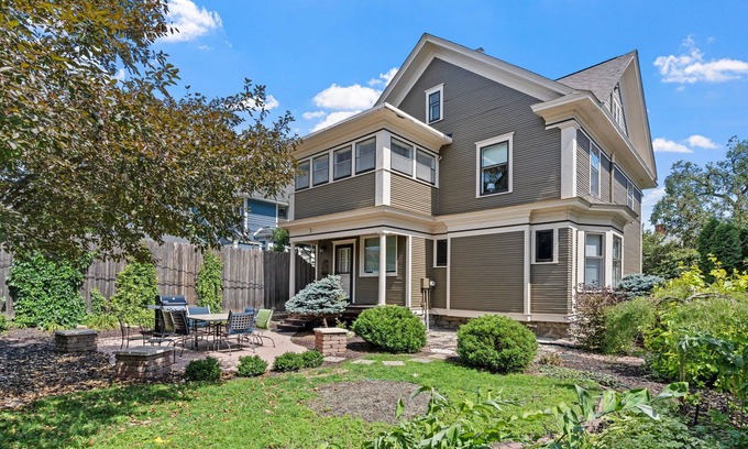 Lowry Hill East Casa | MINNeSTAY* Stoneway | Historic | Beautiful