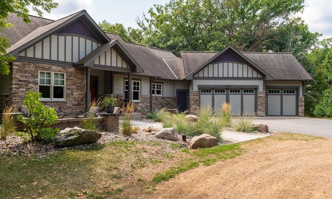 Shakopee Casa | MINNESTAY* Woodhaven Retreat* Great for Families/Groups, Casino, Golfing Close