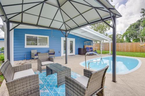 Bradenton Casa | Mins from Anna Maria Island Bright Home with Pool!