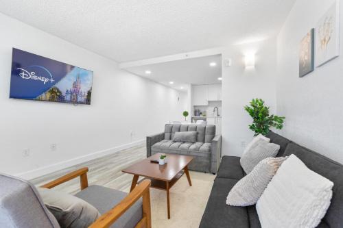 West Kissimmee Apartamento | Mins from Disney Gym Pool Parking Pet Friendly