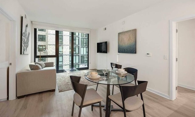 NoMa Hotel | Mins from Metro Red Line | Desk + Unlimited Wi-Fi |Noma