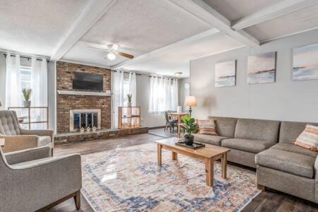 Ellendale Casa | Mins from Parks Hiking & Dining- Brick Bungalow