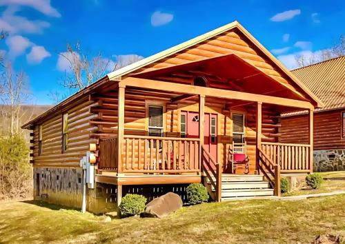 White Oak Lodge Casa | Mins to DT Gatlinburg~ Hot Tub~ Community Pool