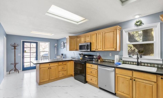 West Central Casa | Mins To Dwntwn & Arena | Backyard | BBQ | King Bed