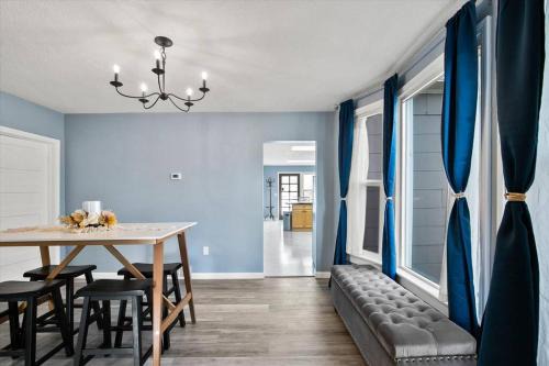 West Central Casa | Mins To Dwntwn & Arena Backyard BBQ King Bed