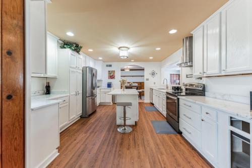 Whitehaven Casa | Mins to Graceland Secluded Rambling Ranch Style Home