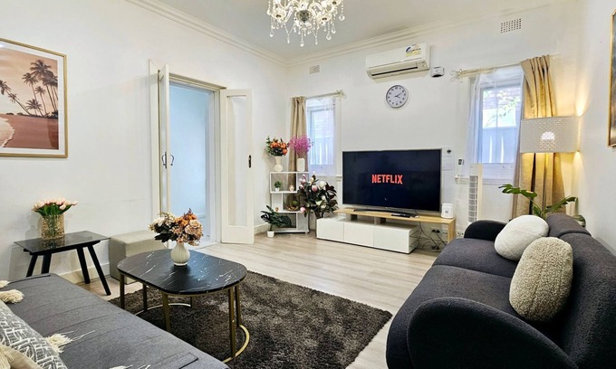 Burwood Casa | Mins to Mall Convenient 3Beds Classic Charm Home