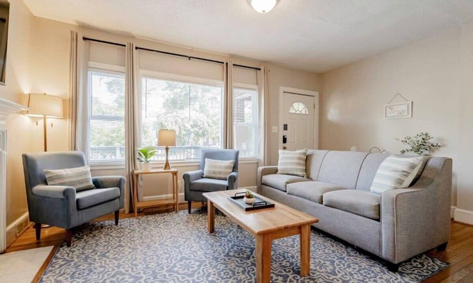 Columbia Casa | Mins to USC, Hospital, Zoo! Columbia Duet-Unit A