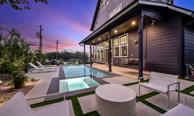 Central East Austin Casa | Bar, Lounge with Projector, Pool, + Hot Tub!