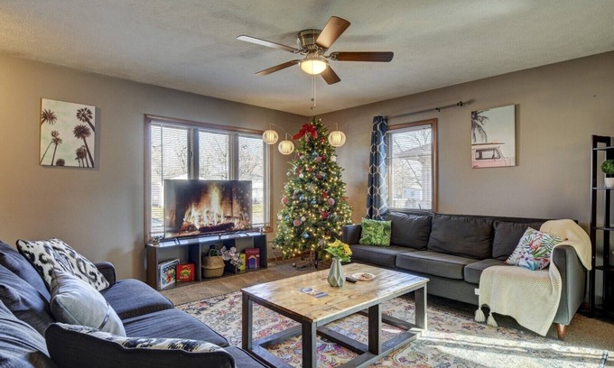 Council Bluffs Casa | Minutes away by foot to pedestrian bridge