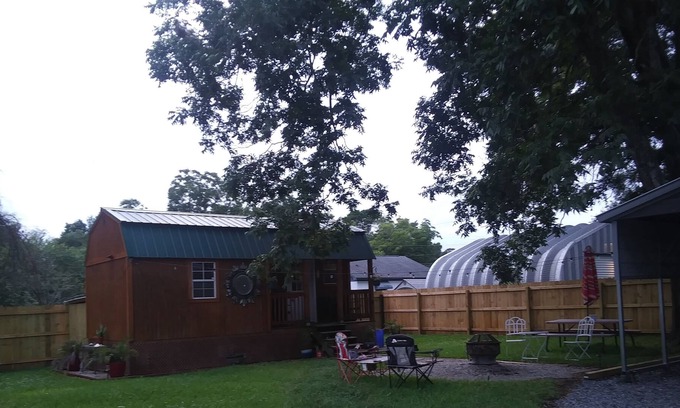 Charleston Cabina | Minutes away from downtown Charleston and Folly Beach!