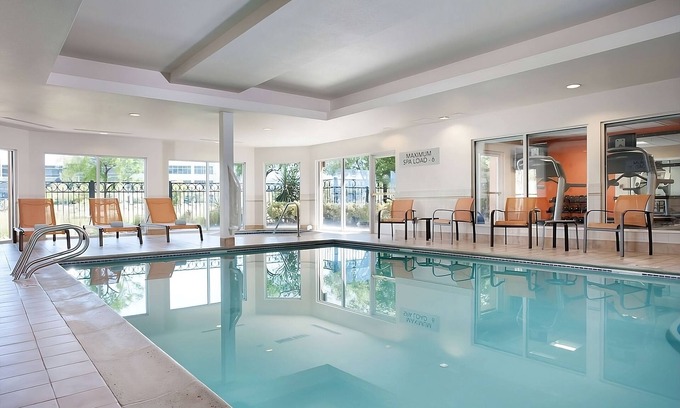 West Dundee Complejo | Minutes Away from Elgin History Museum! Pool, FREE Parking, Pets Allowed!