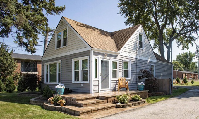Roseville Casa | minutes away from Lake St. Clair parking for boats/trailers weekly/monthly rates