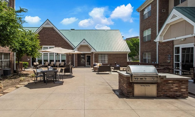 Richardson Hotel | Minutes Away From The Dallas World Aquarium! W/ Pool, FREE Breakfast & Parking!