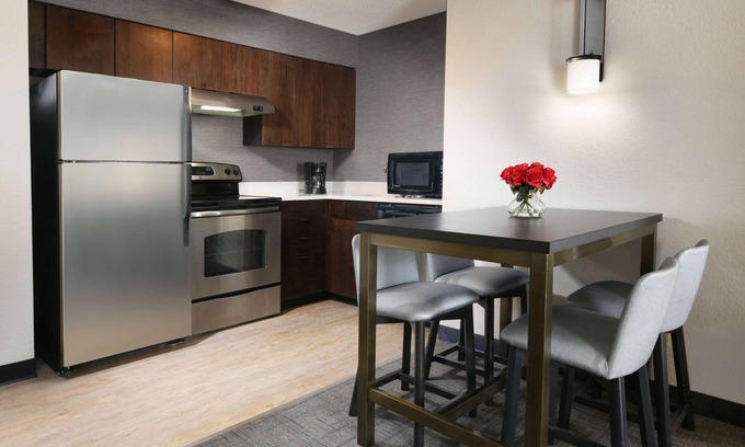 Richardson Hotel | Minutes Away From The Dallas World Aquarium! 2 Big Units with Kitchens, Parking!