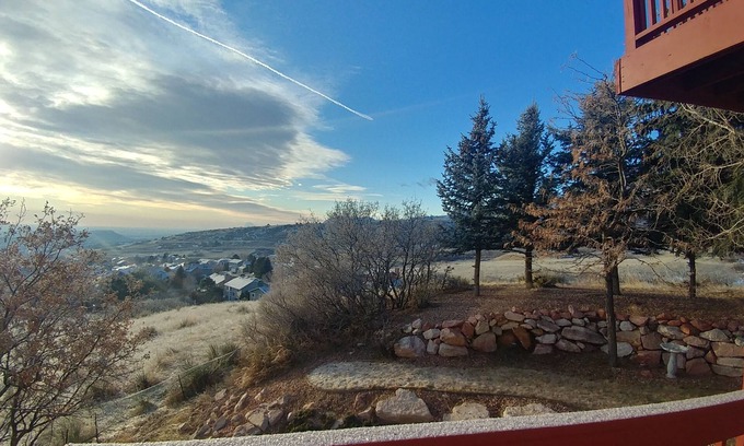 Northwest Colorado Springs Casa | Vistas a las montañas y al valle a minutos de USAFA y Garden of The Gods