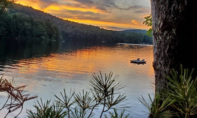 Brooks Cabina | Minutes from Belfast, Maine. Cozy waterfront Cabin! Come explore and relax!
