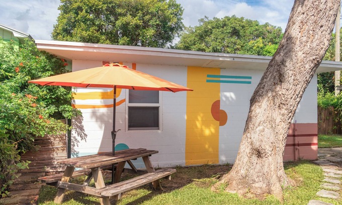 Southwest Cabaña | Minutes from Downtown & Beach. Cottage on a Park in a Historic Neighborhood