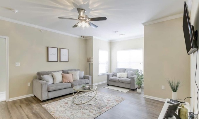 The Colony Apartamento | Minutes from Grandscape! Pool, Hot Tub & Gym – Close to The Star & Top Golf!