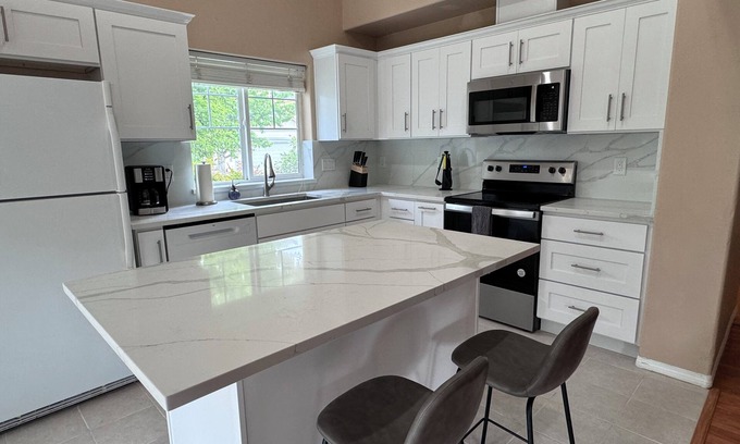 Hillsboro Casa | Minutes from Intel, Location!