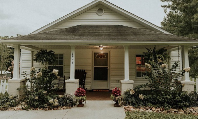 Morganton Cabaña | Minutes from lake, trails, and town!
