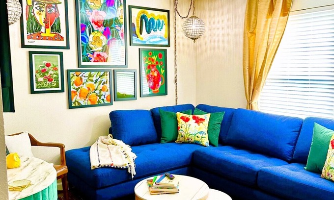 Oxford Condominio | Minutes from Ole Miss Campus! Gated Community with Pool! Vibrant Unique Décor!