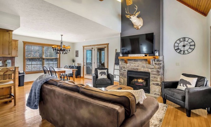 Reeds Spring Cabina | Minutes from SDC! Pools! Scenic Wooded Views! Lake!