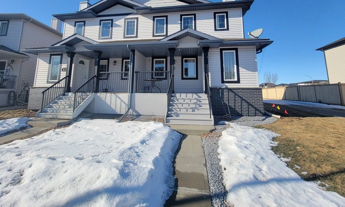Leduc Casa | Minutes from Shopping & Dinning – 2bdrm Home