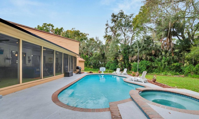 Temple Crest Casa | Minutes to Busch Gardens~3 King Beds~Swimming Pool~Hot Tub~Mini Golf, Games&More