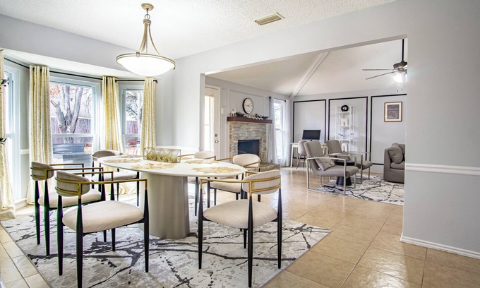 Allen Casa | Minutes to Convention center, family retreat, Pet-Friendly! King bed