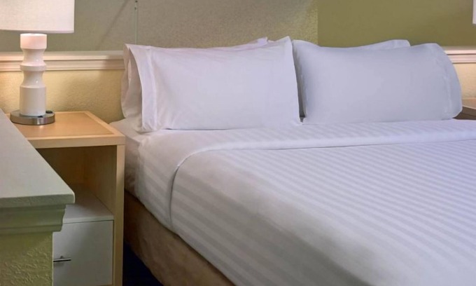Middleburg Heights Hotel | Minutes to Downtown Cleveland! Budget-friendly Accommodation W/ FREE Parking!