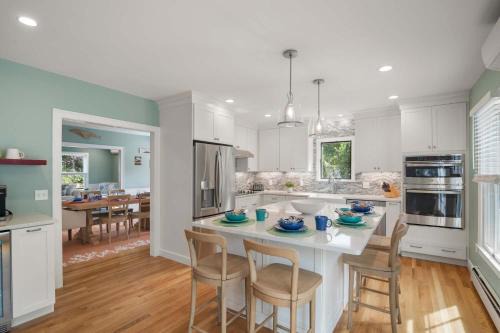 West Dennis Casa | Minutes to Oceanside beaches Private Deck and Backyard