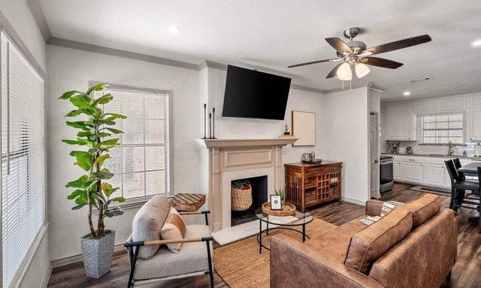Westcliff Casa | Minutes to TCU! Modern Model Home. Patio. BBQ.