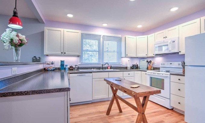 Bristol Casa | Minutes to the iconic State Street & King University. Local park in back yard!