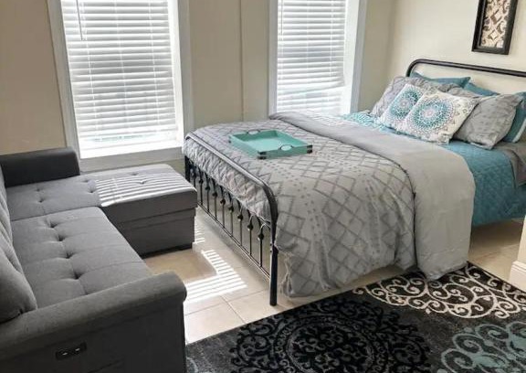 Near East Side Apartamento | Minutes to the River Walk and the Alamo Pet Friendly Sleeps 8!